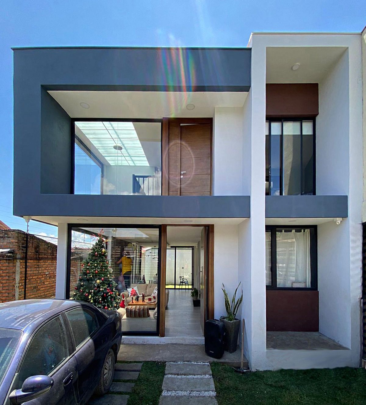 Vivienda con Fachada en Piedra y Madera — obra terminada